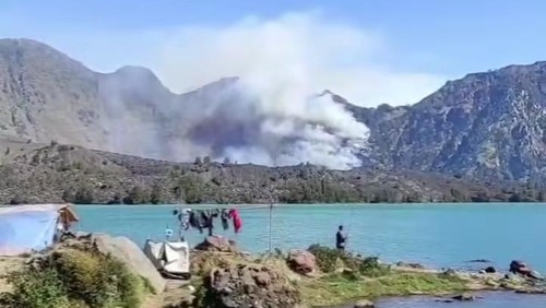 Tangkapan layar kepulan asap akibat kebakaran kawasan hutan Gunung Rinjani, tepat di bawah Pelawangan Aik Berik, Kecamatan Batukliang Utara, Lombok Tengah, NTB. (Foto: Istimewa)