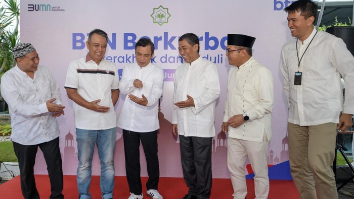 Dalam rangka Hari Raya Idul Adha, ratusan hewan kurban ditebar ke seluruh penjuru Indonesia untuk dibagikan kepada masyarakat yang berhak.