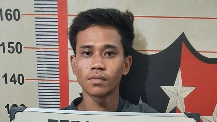 Tersangka Andi saat diamankan polisi usai menusuk temannya hingga tewas.