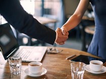 Manajer Perusahaan Ajak Calon Karyawan Ngopi Sebagai Tes Kerja