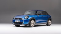 Dengan dimensi bodi yang hampir serupa dengan model sebelumnya, MINI Cooper 5 Door menawarkan wheelbase yang lebih panjang 72 mm dan bodi yang lebih panjang 172 mm jika dibandingkan dengan varian 3 Door. Foto: doc. MINI/BMW Group