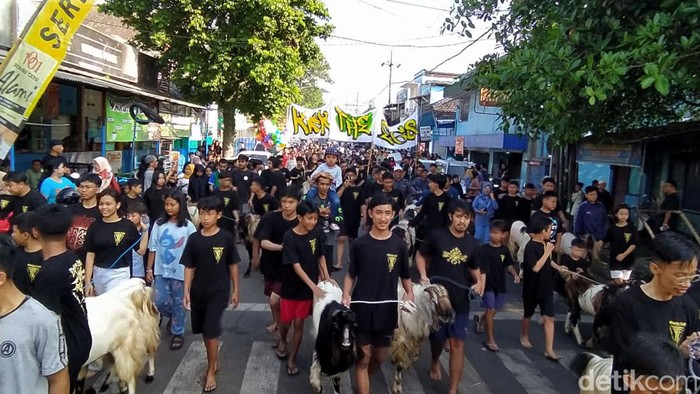 Tradisi Arak-arakan Hewan Kurban di Kota Malang Tradisi Arak-arakan Hewan Kurban di Kota Malang