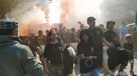 Nyala flare dan beragam spanduk terbentang semakin memeriahkan euforia tradisi arak-arakan hewan kurban yang sudah dilakukan sejak puluhan tahun.