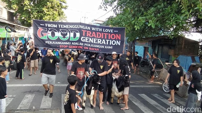 Tradisi arak-arakan hewan kurban di Kota Malang menyuarakan dukungan untuk Palestina.