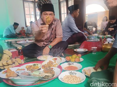 Beragam menu masakan ada saat begibung dalam tradisi roah.