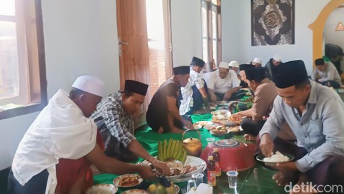 Tradisi roah memperingati Hari Raya Idul Adha 1445 Hijriah di Desa Kateng, Lombok Tengah.