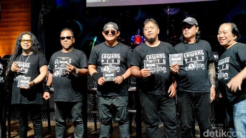 Trison Manurung (dua kiri) bersama Lawang Pitu perkenalkan debut album Anugerah Harmoni di Bali. (Agus Eka Purna Negara/detikBali)