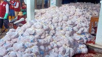 Di luar aula, tumpukan belulang kambing/domba juga terlihat menggunung. Belulang kambing ini tidak ikut dibagikan, nantinya akan dilelang. (Foto: Uje Hartono/detikJateng)