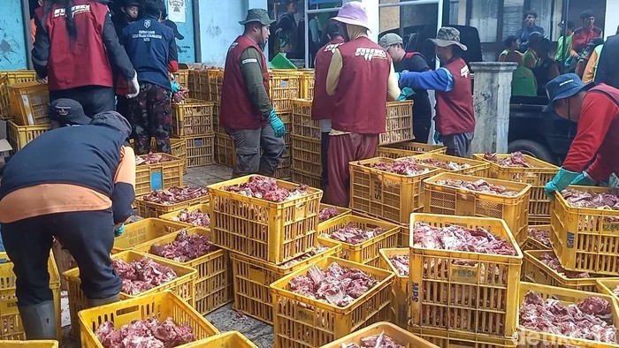 Tumpukan daging kurban di Dusun Krajan Desa Batur Kecamatan Batur Banjarnegara.