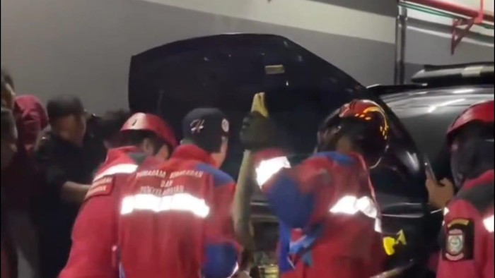Ular piton ditemukan melilit di kap mesin mobil pengunjung mal di Kota Makassar, Sulawesi Selatan (Sulsel).