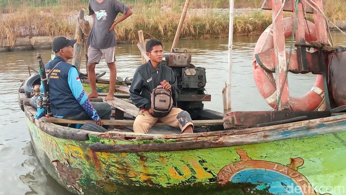 Warga saat sedang menunggang perahu untuk menuju spot mancing di laut Cirebon