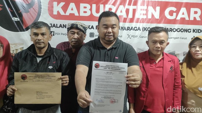 Yudha Puja Turnawan (tengah) memperlihatkan surat tugas partai untuk maju di Pilbup Garut