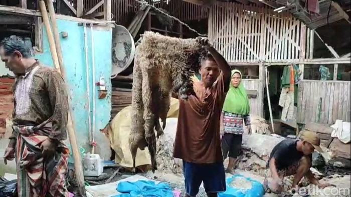 Aktivitas jual beli kulit di pengepul Tunagan Mangkubumi Tasikmalaya Selasa petang