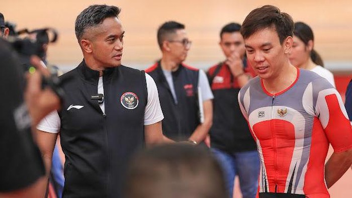Chef de Mission (CdM) Tim Indonesia untuk Olimpiade 2024 Paris, Anindya Bakrie meninjau langsung Latihan atlet balap sepeda Bernard Benyamin van Aert di Jakarta International Velodrome Rawamangun, Jakarta, Selasa 18 Juni 2024.