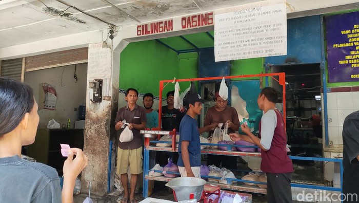 Antrean jasa penggilingan daging saat momen Idul Adha di Pasar Wonosari, Gunungkidul, Selasa (18/6/2024)