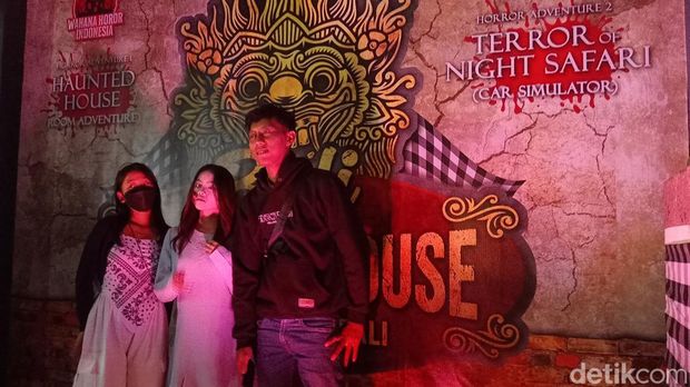 Antusiasme pengunjung saat menunggu giliran masuk ke Rumah Hantu Bali, Kuta, Badung, Minggu (16/6/2024). (Aryo Mahendro/detikBali)