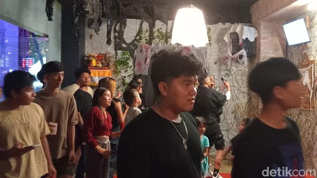 Antusiasme pengunjung saat menunggu giliran masuk ke Rumah Hantu Bali, Kuta, Badung, Minggu (16/6/2024). (Aryo Mahendro/detikBali)