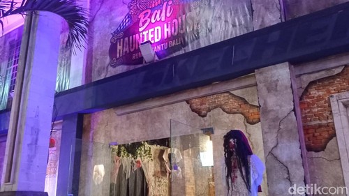 Antusiasme pengunjung saat menunggu giliran masuk ke Rumah Hantu Bali, Kuta, Badung, Minggu (16/6/2024). (Aryo Mahendro/detikBali)
