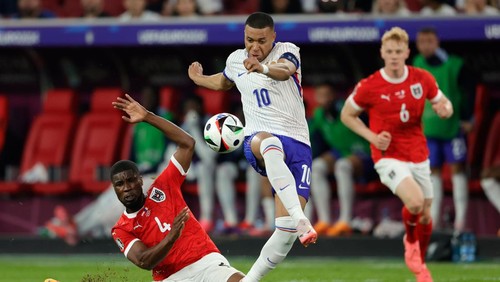 DUSSELDORF, GERMANY - JUNE 17: (L-R) Kevin Danso of Austria , Kylian Mbappe of France  during the  EURO match between Austria  v France at the Merkur Spiel Arena on June 17, 2024 in Dusseldorf Germany (Photo by Rico Brouwer/Soccrates/Getty Images)