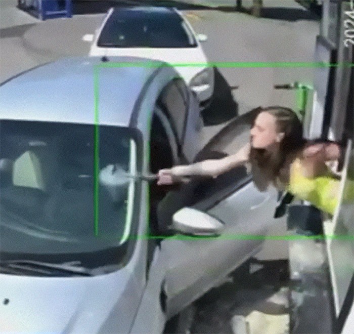 Kacau! Barista dan Pelanggan Kafe Ribut di Jendela Drive Thru