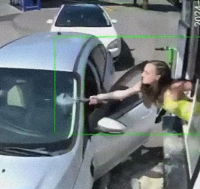 Kacau! Barista dan Pelanggan Kafe Ribut di Jendela Drive Thru