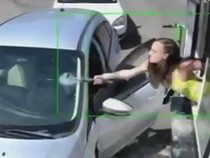 Kacau! Barista dan Pelanggan Kafe Ribut di Jendela Drive Thru