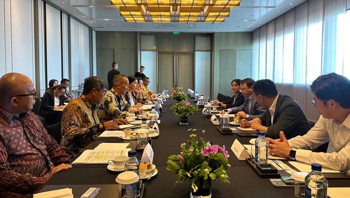 Menteri Perindustrian (Menperin) Agus Gumiwang Kartasasmita bertemu jajaran SAIC-GM-Wuling Automobile Co., Ltd di Beijing. Agus mendorong Wuling untuk meningkatkan produksinya di Indonesia dan menjadikan Indonesia sebagai hub produksi untuk ekspor.
