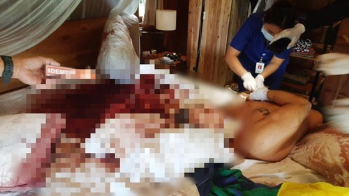 Petugas medis melakukan pertolongan pertama terhadap bule AS yang ditemukan luka parah di kamar vila di Ubud, Selasa (18/6/2024). (foto : istimewa).