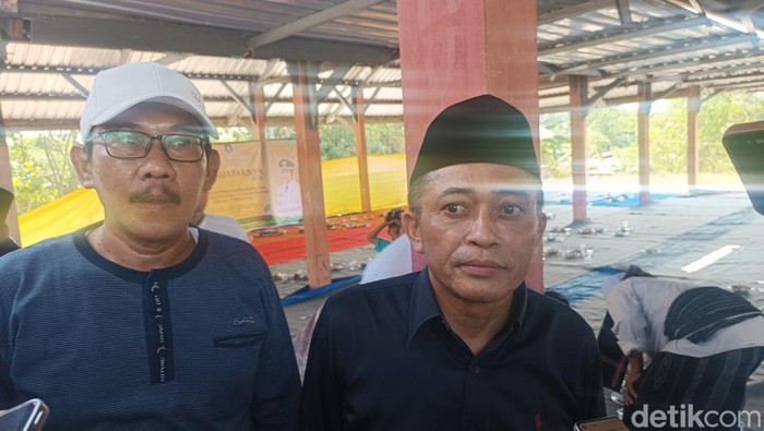 Bupati Lombok Tengah Lalu Pathul Bahri saat ditemui awak media seusai menyosialisasikan rumah sakit/klinik Yayasan Yatim dan Dhuafa Tersenyum di eks Pasar Sulin, Desa Labulia, Kecamatan Jonggat, Selasa (18/6/2024). (Edi Suryansyah/detikBali)