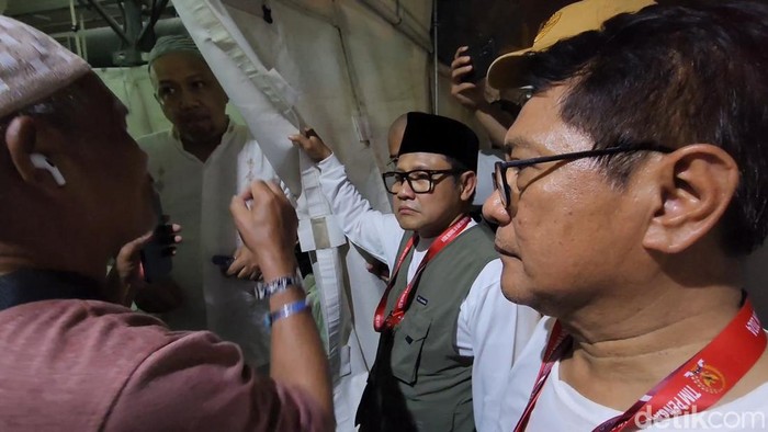 Cak Imin menyoroti tenda jemaah haji reguler yang sempit di Mina, Arab Saudi (Mei Amelia/detikcom)