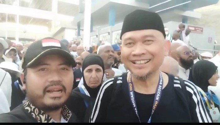 Cak Lontong pergi haji