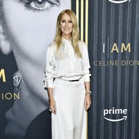 Di hadapan fotograrfer, ia berpose dalam balutan busana serba putih yang terdiri dari padanan blus satin dengan aksen dasi pussy bow yang feminin dan rok maksi yang elegan. Gaya pelantun My Heart Will Go On itu kian lengkap berkat slim belt berhiaskan embellishment dan gelang serta cincin statement. (Foto: Evan Agostini/Invision/AP)