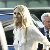 Setiba di lokasi acara, Celine sempat menyapa para penggemar yang telah menantinya. Ia juga meluangkan waktu untuk berbincang dengan awak media terlepas dari tubuh yang belum pulih dari penyakitnya. (Foto: Evan Agostini/Invision/AP)