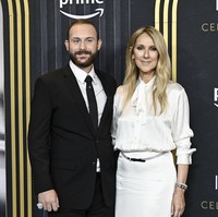 Perempuan 56 tahun itu tak sendiri. Ia didampingi anak pertamanya, RC Angelil, yang tampil formal dengan setelan hitam berdasi. (Foto: Evan Agostini/Invision/AP)