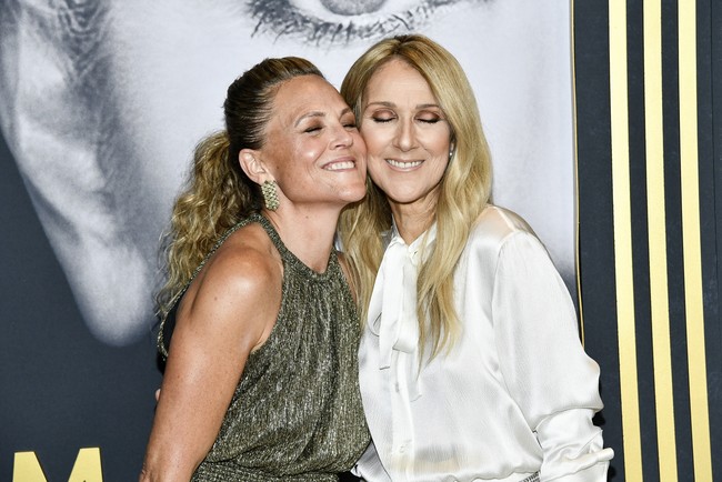 Meski sempat menurun, kondisi kesehatan Celine mulai membaik setelah hampir dua tahun divonis penyakit tersebut. Ia pun optimis dapat menghibur para penggemarnya. Ini terapi, baik secara fisik, mental, dan emosional. Juga vokal. Itu mengapa butuh waktu yang cukup lama. Namun, kenapa aku melakukan hal itu, karena aku sudah siap untuk kembali, kata Celine yang secara mengejutkan muncul di panggung Grammy Awards 2024 sebagai presenter pada Februari lalu. (Foto: Evan Agostini/Invision/AP)