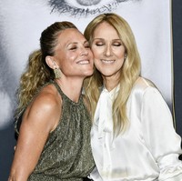 Meski sempat menurun, kondisi kesehatan Celine mulai membaik setelah hampir dua tahun divonis penyakit tersebut. Ia pun optimis dapat menghibur para penggemarnya. Ini terapi, baik secara fisik, mental, dan emosional. Juga vokal. Itu mengapa butuh waktu yang cukup lama. Namun, kenapa aku melakukan hal itu, karena aku sudah siap untuk kembali, kata Celine yang secara mengejutkan muncul di panggung Grammy Awards 2024 sebagai presenter pada Februari lalu. (Foto: Evan Agostini/Invision/AP)