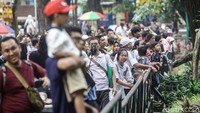 Kepadatan kunjungan kebun binatang Ragunan bertepatan dengan libur cuti bersama Idul Adha 2024.