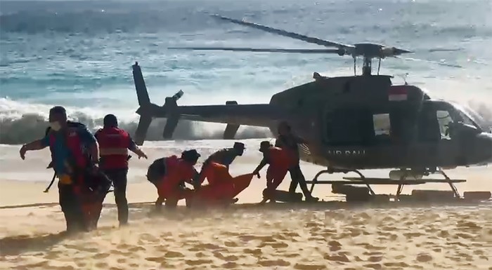 Evakuasi turis Qatar yang tewas di Pantai Kelingking, Nusa Penida, Selasa (18/6/024).