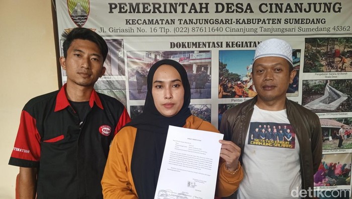 Ferawati (tengah) menunjukan surat permohonan maaf di Kantor Desa Cinanjung, Sumedang.
