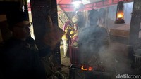 Di depan masing-masing stan ada pemanggang sate. Sehingga para peserta sibuk memanggang dan menghias sate.