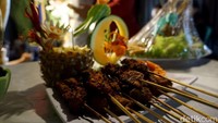Membakar sate di festival ini tanpa melibatkan masyarakat umum. Puluhan stan yang berbaris membentuk huruf U mengitari GOR Seni Majapahit, seluruhnya milik OPD Pemkot Mojokerto, 18 kelurahan, 9 SMPN, Dharma Wanita, PKK, Bank Jatim, dan Muslimat NU.