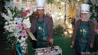 Salah satu peserta saat melakukan proses pembakaran sate.