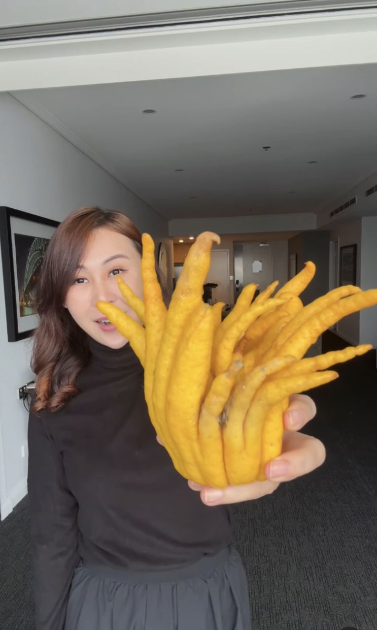 Food Vlogger Ini Cicip Buah Mirip Ceker Ayam Jumbo, Gimana Rasanya?