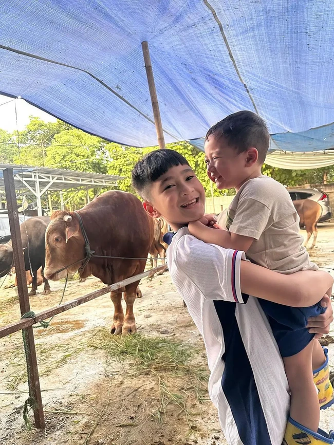 Meski kedua orangtuanya sedang beribadah haji, Rafathar dan Rayyanza tak kehilangan sukacita menyambut Idul Adha. Mereka sempat berfoto di depan hewan kurban Raffi Ahmad dan Nagita Slavina sambil memasang wajah ceria. (Foto: Instagram)