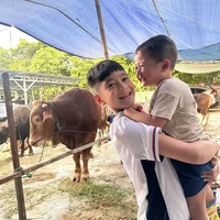 Meski kedua orangtuanya sedang beribadah haji, Rafathar dan Rayyanza tak kehilangan sukacita menyambut Idul Adha. Mereka sempat berfoto di depan hewan kurban Raffi Ahmad dan Nagita Slavina sambil memasang wajah ceria. (Foto: Instagram)