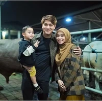 Pasangan selebritas Lesti Kejora dan Rizky Billar juga turut meramaikan Idul Adha tahun ini dengan berkurban sapi jumbo. Bersama sang putra, mereka berpose dalam balutan serba gelap di depan sapi yang mereka kurbankan. (Foto: Instagram)