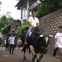 Irfan Hakim juga tak mau kalah dengan sapi jumbonya. Sebelum Idul Adha, ia sempat membuat konten yang memperlihatkan dirinya bergaya kasual saat menunggang sapi tersebut. Tahun ini alhamdulillah menemukan beberapa ekor lainnya, ada Condrosimo, kemudian ada Janoko, ada Bomber, Nicki, itu dari tahun-tahun sebelumnya juga mempersiapkan kandangnya saja sudah spesial, jadi gue tuh nganggepnya partner akhirat, kata Irfan Hakim saat ditemui di Bekasi, Jawa Barat, Sabtu (15/6/2024). (Foto: Instagram)