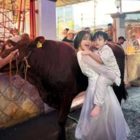 Fuji merayakan Idul Adha 2024 bersama keluarganya. Sebuah unggahan memperlihatkan potret Fuji menggendong keponakan kesayangan, Gala, di samping seekor sapi. Duo tante-keponakan itu kompak berbaju putih. (Foto: Instagram)