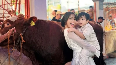 6 Gaya Artis dan Hewan Kurbannya, Fuji Berpose Sambil Gendong Gala