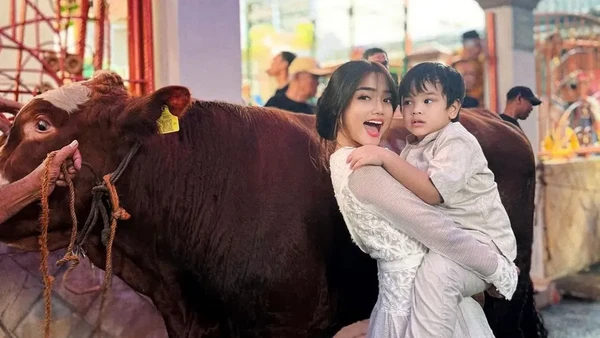 6 Gaya Artis dan Hewan Kurbannya, Fuji Berpose Sambil Gendong Gala